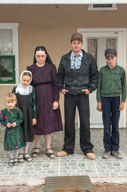 La familia de Cornelio Loewen, el que mayor contacto con el mundo "exterior" tiene en el Campo 11 de la Colonia Norte.