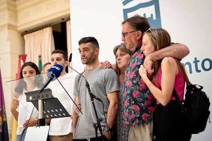 La familia de Emmanuel Soria y Maximiliano Ludvik dio una conferencia de prensa en Málaga el martes tras reunirse con el alcalde de Málaga a quien le pidieron que continúe la búsqueda por aire