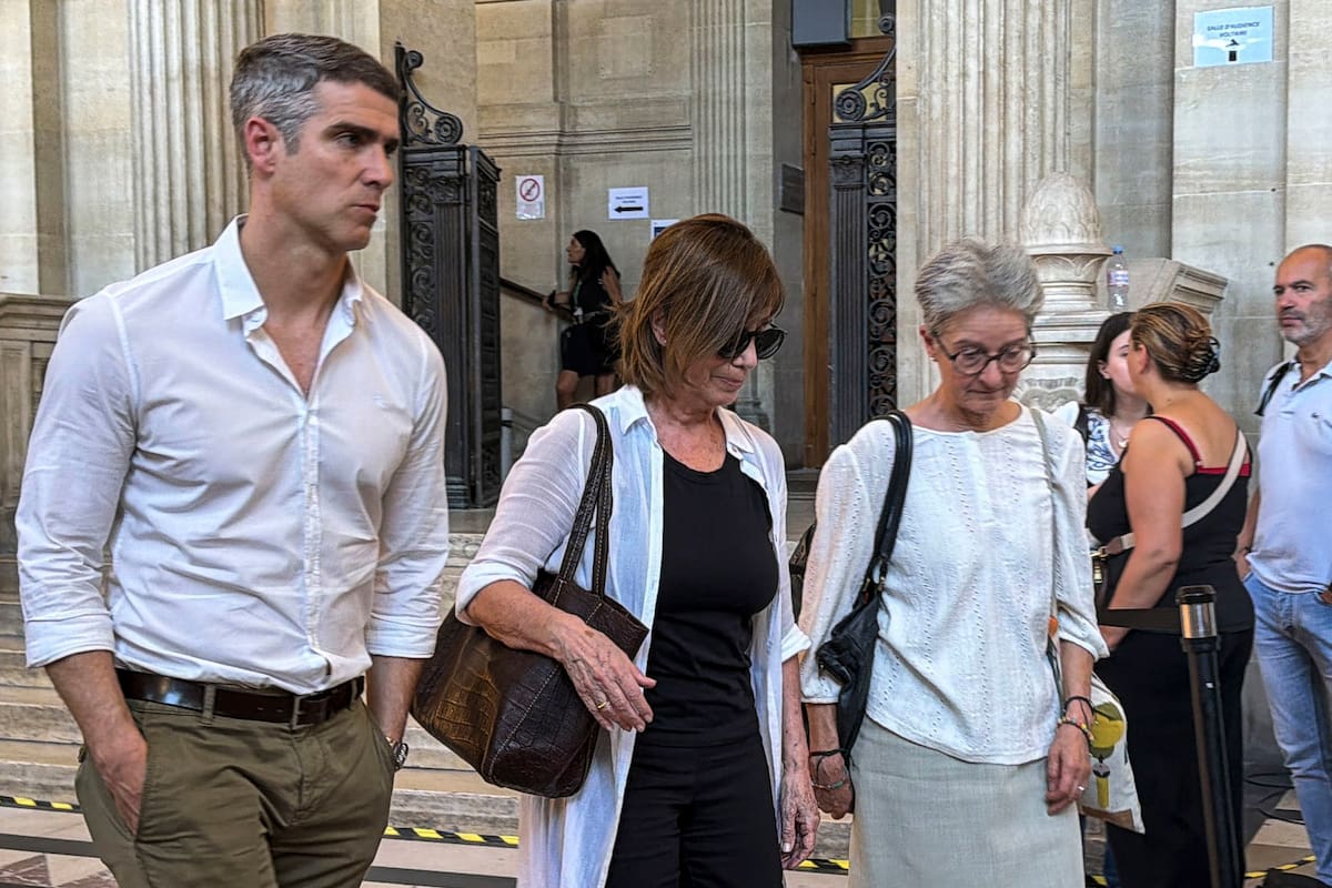 La familia de Federico Martín Aramburú, a la salida de los tribunales de París