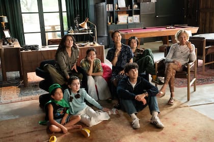 La familia de ficción reunida en Casi hermanos (Apple TV)