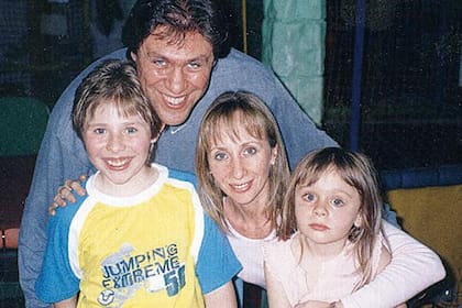 La familia, de gira: su esposo y manager, Sergio Albertoni, y sus hijos Tomás y Julieta