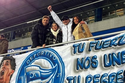 La familia de Giuliano Simeone tras su regreso a la cancha del Alavés luego de una grave lesión