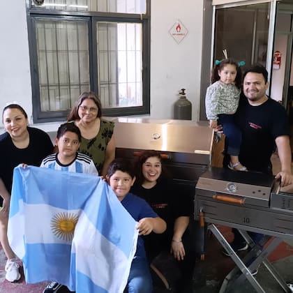 La familia de Guillermo con la parrilla que viajó rumbo a Miami