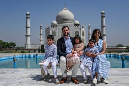 La familia de JD y Usha queda integrada por Ewan, de 9 años; Vivek, de 6; Mirabel, de 4; y el recién nacido Alec Neel Vance