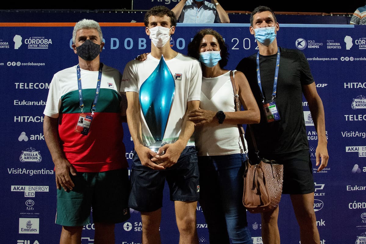 La familia de Juan Manuel Cerúndolo es de perfil bajo y muy dedicada al deporte; el contexto de sus seres queridos sabrá proteger al campeón del Córdoba Open. En la imagen, papá Alejandro, Juanma; María Luz, su mamá, y el coach Andrés Dellatorre