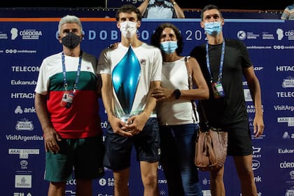 La familia de Juan Manuel Cerúndolo es de perfil bajo y muy dedicada al deporte; el contexto de sus seres queridos sabrá proteger al campeón del Córdoba Open. En la imagen, papá Alejandro, Juanma; María Luz, su mamá, y el coach Andrés Dellatorre