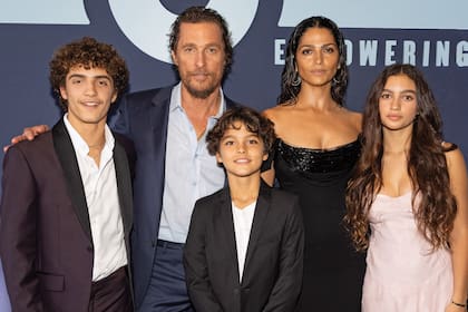La familia de la estrella de Hollywood a pleno: sus hijos Levi, Matthew, Livingston, y Vida McConaughey y su esposa, Camila Alves McConaughey
