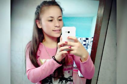 La familia de la víctima denuncia que un vecino llamado Darío Suárez entregó a la joven a una red de trata, porque fue el último que vio a la chica; el sospechoso vuelve a las calles pero seguirá vinculado al proceso judicial