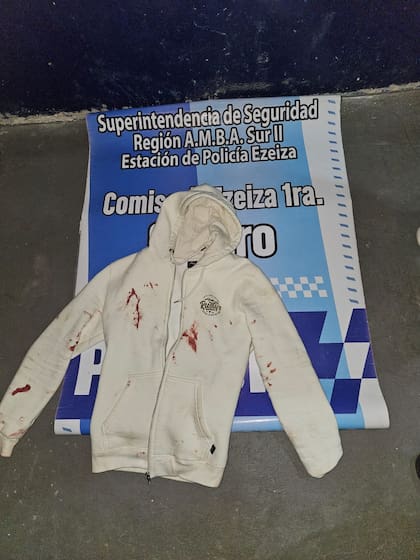 La familia de la víctima lo desmintió. Un joven de 26 años falleció de un disparo y un amigo le dijo a la Policía que se le escapó un tiro al manipular un arma.