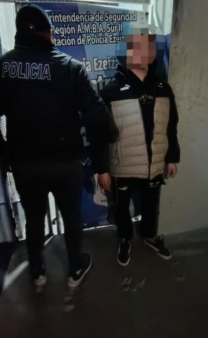 La familia de la víctima lo desmintió. Un joven de 26 años falleció de un disparo y un amigo le dijo a la Policía que se le escapó un tiro al manipular un arma.