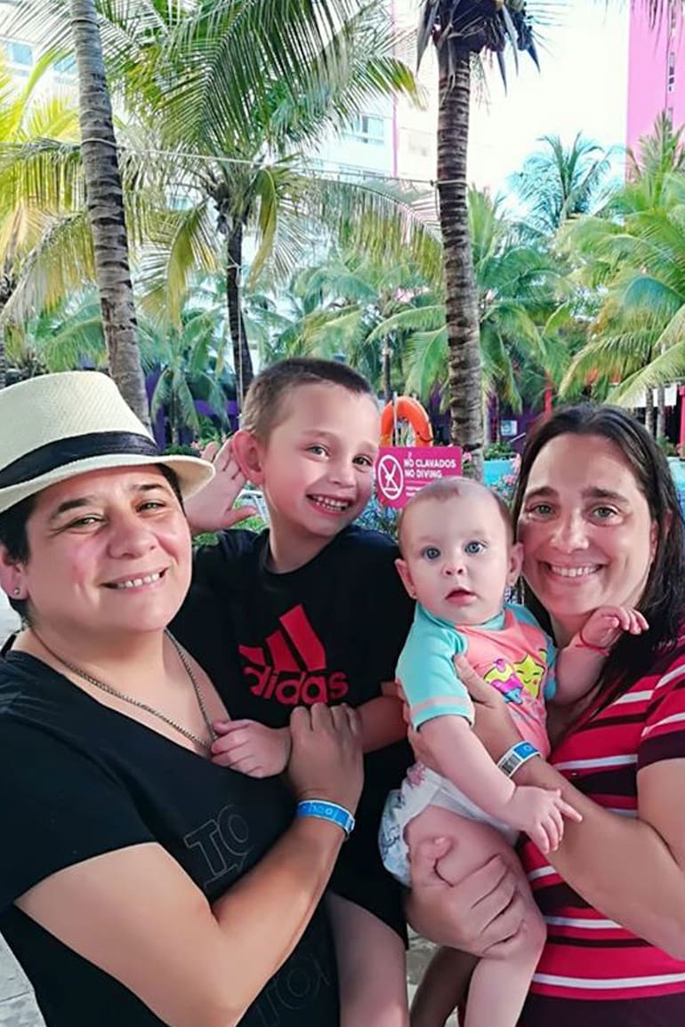 La familia de Marita y Romina y sus dos hijos