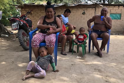 La familia de Noé está compuesta por nueve personas. Viven todos juntos en casas de adobe y comparten la comida