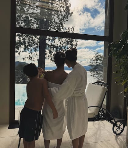 La familia de Paredes después de un baño en la pileta climatizada del hotel