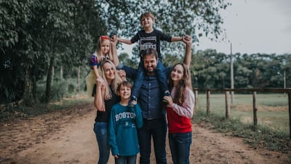 La familia de Rafael vive en Timbó y teme por el futuro y la independencia del niño con autismo.