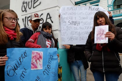 La familia de Sandra Ábalos reclamó frente al Muñiz