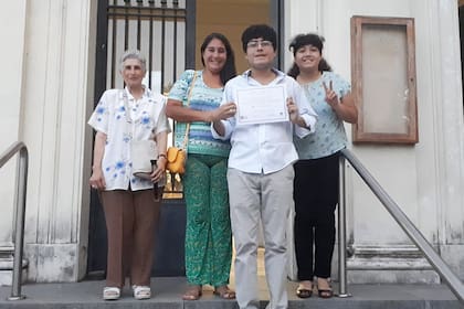 La familia de Tomás en la entrega del certificado del Centro Universitario de Idiomas