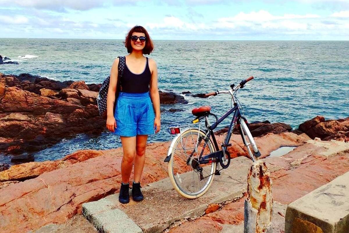 La familia de una estudiante y analista financiera brasileña de 25 años que en marzo de 2018 fue hallada muerta en el departamento que alquilaba en el barrio porteño de Colegiales, reclamó hoy que la justicia investigue el hecho como un homicidio, ya que en la causa hay un sospechoso pero sólo imputado del hurto del celular de la víctima.