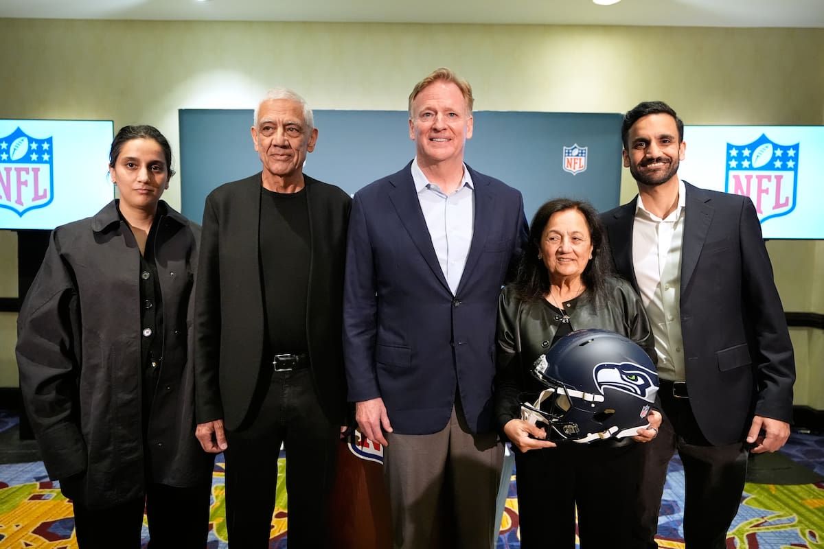 La familia de Vinod Khosla (segundo desde la izquierda), nuevo dueño de los Seahawks de Seattle, pos