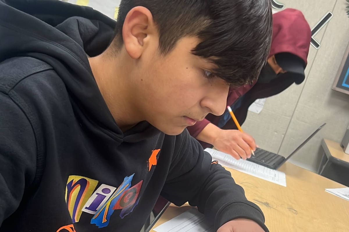 La familia del adolescente latino detenido por el ICE creó una página con la que reunió casi 90.000 dólares para afrontar el costoso proceso legal