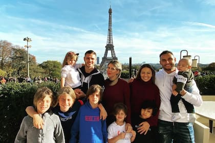 La familia del costarricense y de la argentina se hicieron muy amigas en París. Crédito: Instagram