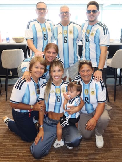 La familia del defensor lo acompañó en el estadio hasta el último minuto