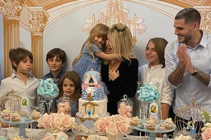 La familia del futbolista y la empresaria celebró el cuarto aniversario de la pequeña. Crédito: Instagram