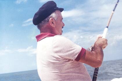 La familia del gran Ástor abrió su archivo para un documental de Daniel Rosenfeld, "Piazzolla, los años del tiburón", que recorre la vida del músico con material inédito, desde filmaciones caseras hasta conversaciones con su hija Diana, para una biografía