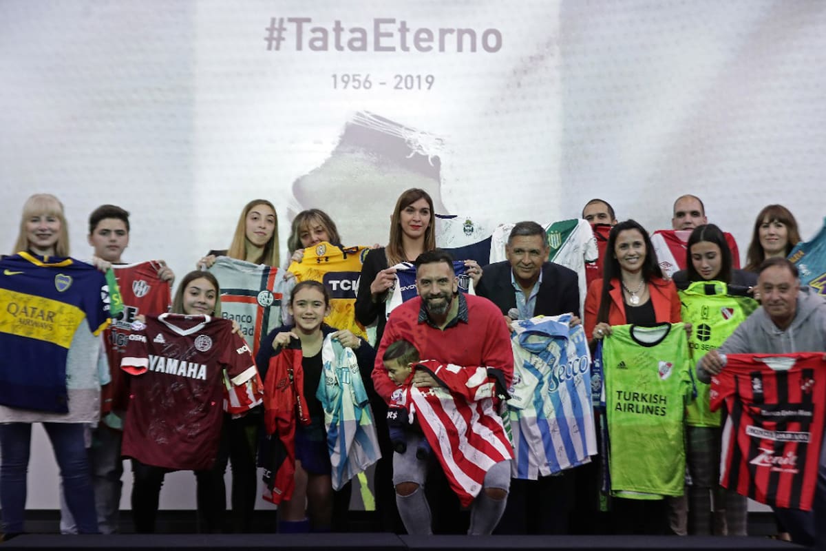 La familia del Tata Brown posa con las camisetas de los capitanes de los equipos de la Superliga