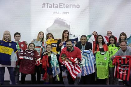 La familia del Tata Brown posa con las camisetas de los capitanes de los equipos de la Superliga