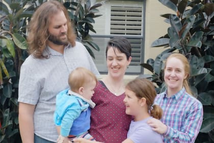 La familia Dennis de Florida cría a un niño neutral llamado Sparrow.