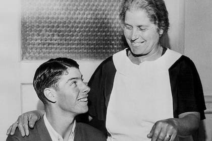 La familia DiMaggio migró desde Sicilia en 1904; al principio rechazaban el béisbol, hasta que sus hijos comenzaron a destacarse en los equipos locales