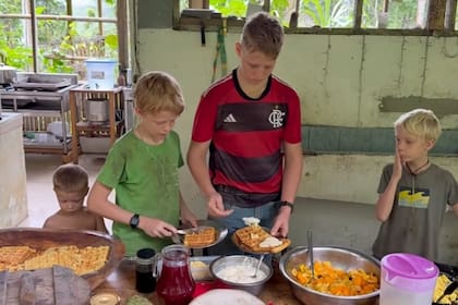 La familia disfruta de waffles a pesar de vivir en medio de la selva