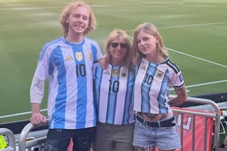 Es hija de una leyenda del rock, fue a ver a la selección y se enamoró de la Scaloneta