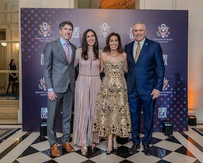 La familia. El embajador Marc Stanley junto a su esposa Wendy, su hija Daryl, y su yerno Marshall Sosland