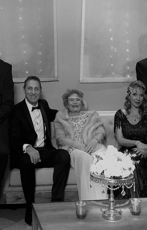 La familia. En el centro, Susana Abriata de Testorelli. Junto a sus hijos: Fabián, Miriam y Gladys. De pie, los nietos. Ignacio, Joaquín y Milagros Griep Testorelli.