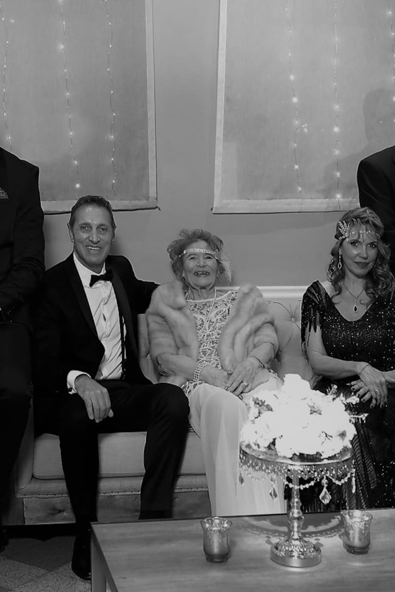 La familia. En el centro, Susana Abriata de Testorelli. Junto a sus hijos: Fabián, Miriam y Gladys. De pie, los nietos. Ignacio, Joaquín y Milagros Griep Testorelli.