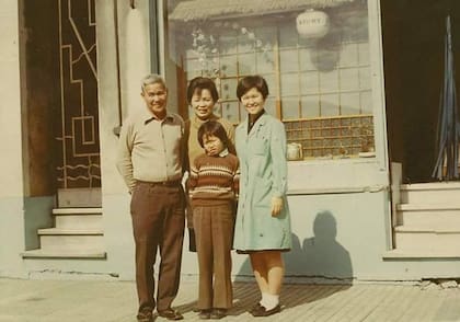 La familia en el primer restaurante de La Boca