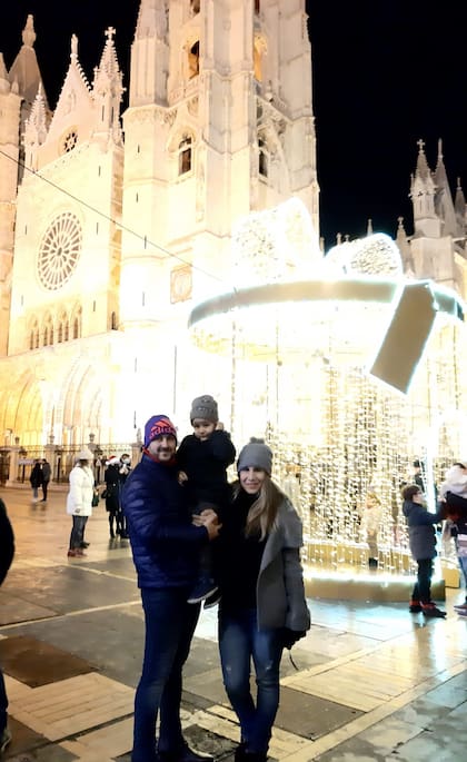 La familia en la catedral de León, uno de los puntos turísticos