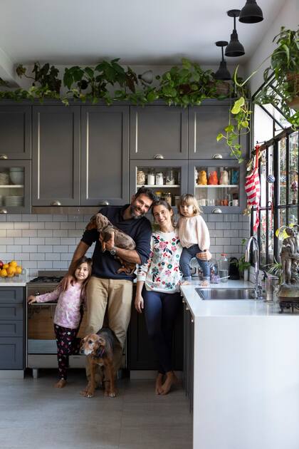La familia en pleno en la cocina con mesada (Silestone), amoblamiento (decocinas.com.ar) y artefacto (Smeg). Pileta (Johnson) con monocomando ‘Temple’ (FV) y lavaplatos panelable (Ariston)