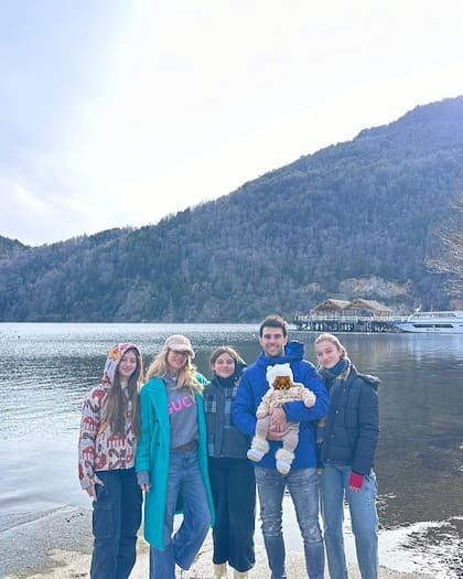 La familia ensamblada en el sur: Nicole, las hijas que tuvo con Cubero, el recién nacido Cruz y su actual pareja, Manu Urcera (Captura: Instagram @cubero.indiana)