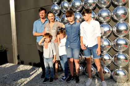 La familia ensamblada: García Moritán y Pampita, junto a los hijos varones de la modelo