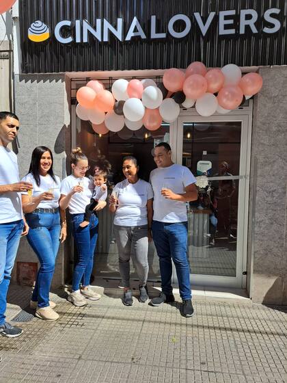 La familia entera celebrando la inauguración de Cinnalovers