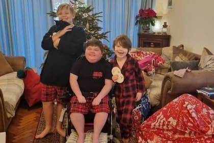 La familia está teniendo una celebración navideña tardía
