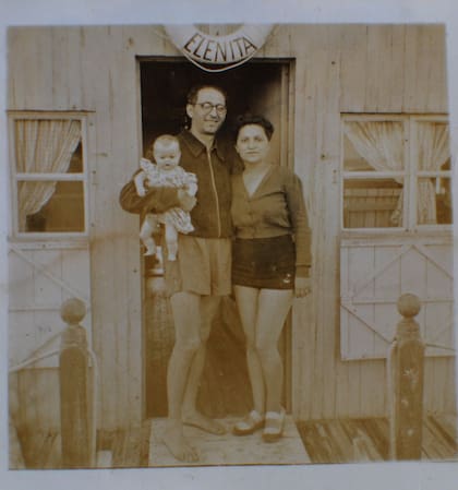 La familia Frondizi en la puerta de la casilla Elenita, en Ostende (1937); donde solían veranear-