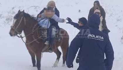 La familia fue asistida por personal de la Policía de Neuquén
