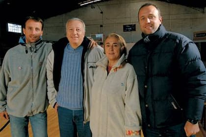 La familia Ginóbili (de Izq. a Der.: Sebastián, papá Jorge, mamá Raquel y Leandro) posando para la Revista en el Club Bahiense del Norte