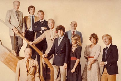La familia en los años 70; las tres generaciones de los creadores del sello de la doble G, los mocasines de cuero y la cinta tricolor, que llevaron el Made in Italy a la cumbre de la moda y terminaron quebrados por propias pasiones