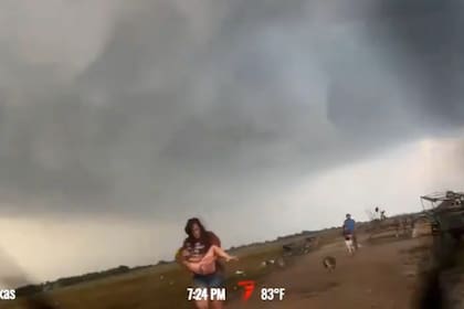 La familia huyó por una camino de tierra cuando se encontró con el youtuber que perseguía al tornado