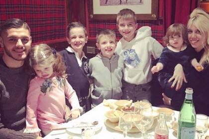 La familia Icardi-Nara juntos en el festejo del cumpleaños del delantero del Inter