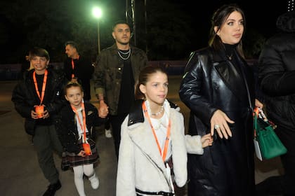 La familia Icardi-Nara llegando a la Costanera Sur para disfrutar del Cirque